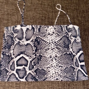 Snake print topp - Sjukt snygg tröja från gina tricot i orm mönster i storlek M. Bra skick och fler bilder samt svar på frågor kan alltid önskas🥰