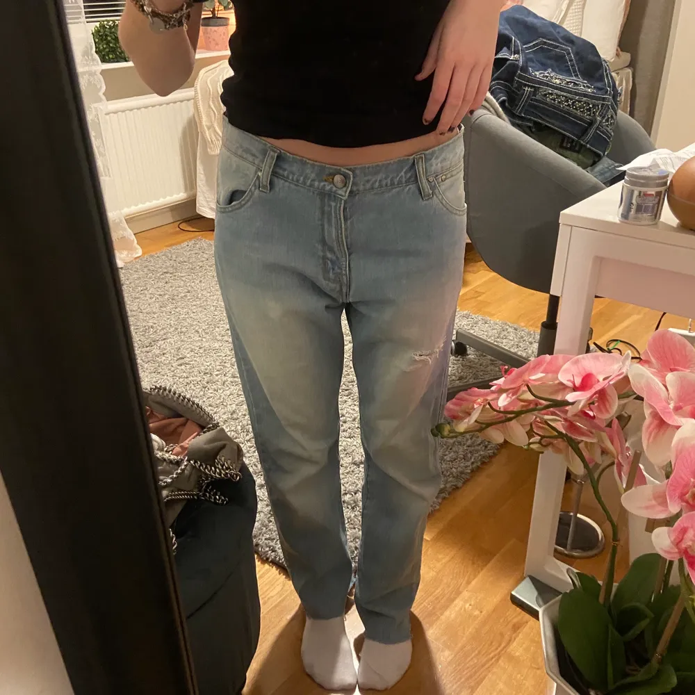 Säljer dessa balla jeans som har väldigt coolt tryck på ena benet💕. Jeans & Byxor.