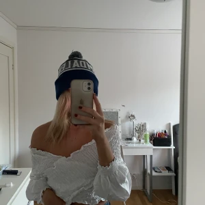 Zara topp - Vit topp från zara i skjort material! Supersöt, storlek 34 knappt använd