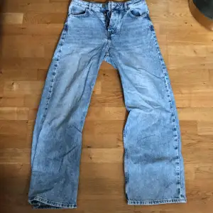 Hej säljer dessa blåa superfina jeans pga för långa! Pris kan diskuteras💕