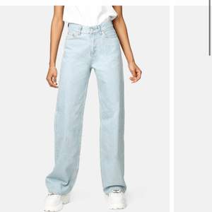 Säljer mina super snygga vida jeans från junkyard! Dom är köpta för 499 och använd 2-3 gånger så dom är i super skick! Säljer dom för 350💕 stolek är W24 men skulle även säga att de passar en 25! Vid intresse kan fler bilder skickas❤️
