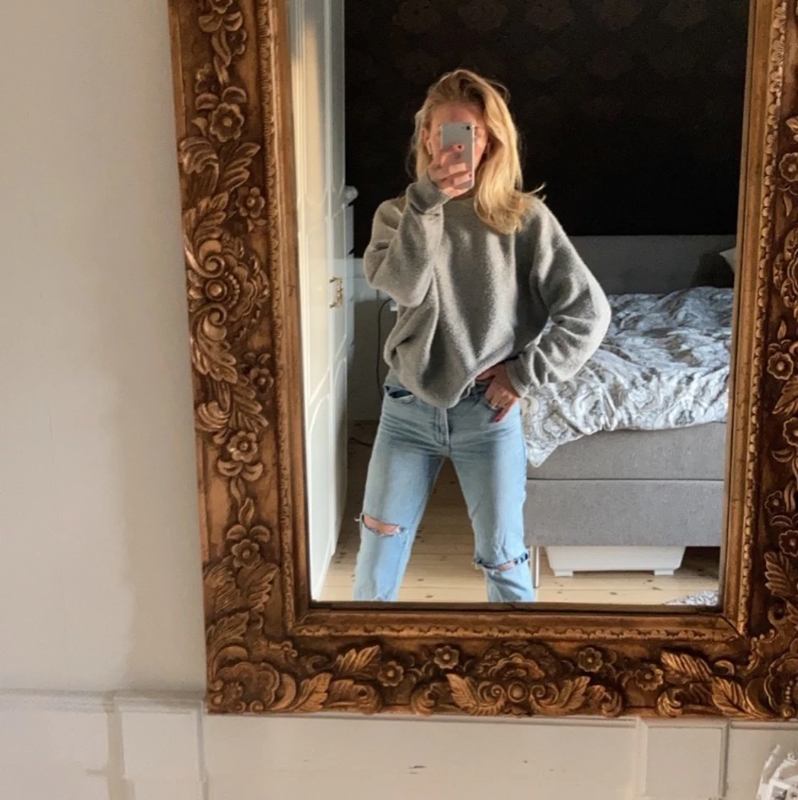 blåa jeans från mango hål 