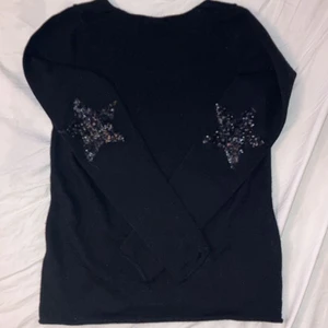 Zadig tröja - En Zadig tröja köpt här på plick med paljett stjärnor på armbågarna, säljer eftersom den va lite liten på mig! Vill få sålt den så snabbt som möjligt, buda! 2 pytte små hål vid magen som knappt syns!!!
