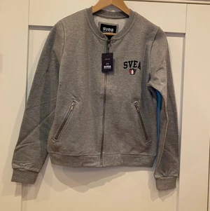 Svea Sweatshirt, barn - Svea Sweatshirt. Helt ny med taggen kvar. Storlek Medium (barn).