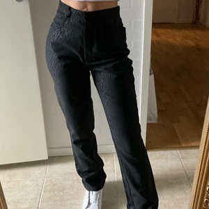 kostymbyxor  - Skitsnygga kostymbyxor från ett märket som heter Trendyol. Köpts från vintagebutik och i storlek 32/34. Säljs pga ej används längre, de passar någon som är runt 160 cm - 165 ish. Skriv för mer bilder eller om ni har frågor! :) 