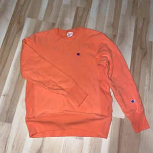 Champion reverse weave crewneck - Snygg orange championtröja i storlek Medium (liten i storleken) 200kr