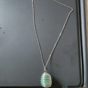 Halsband  - Ett halsband med en ”bur” man kan ha kristaller i, går att köpa med kristallen i för 75kr eller bara halsbandet o ”buren” 30kr