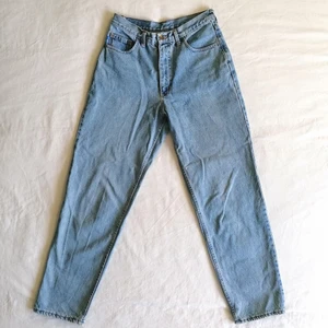VAGABOND Vintage Ljusblå Jeans - Dessa häftiga 90's vintage jeans från VAGABOND är tillverkade i Italien med högkvalitativt denimtyg. 🇮🇹 Med fem fickor, dragkedja, knapp och detaljsöm är dessa byxor både detaljerade och tidlöst stilrena. Den något slitna looken tillför till känslan av äkta vintage. Fler bilder kan skickas vid önskan! Längd: 105 cm