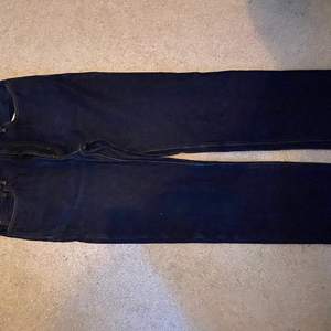 Säljer mina Acne blå konst jeans STRL 30/32.                            Passform: Raka                                                                              Frågor och bud i Pm!!!!😜
