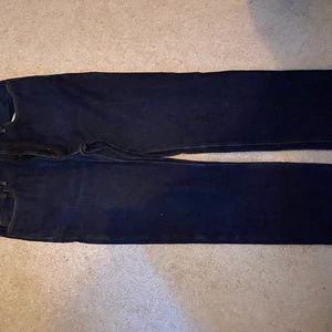 Acne blå konst STRL 30/32 - Säljer mina Acne blå konst jeans STRL 30/32.                            Passform: Raka                                                                              Frågor och bud i Pm!!!!😜