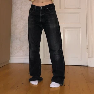 Levis jeans - Skitsnygga levis 501:or i en grå-svart tvätt som jag tyvärr måste sälja då de är förstora för mig, är 160cm som referens. Köpta här på plick och är i jättebra skick!