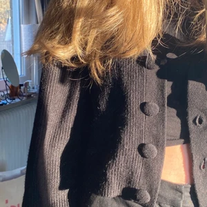 Zara kofta - Säljer en svart stickad kofta från zara🥰 helt ny, skriv vid frågor 