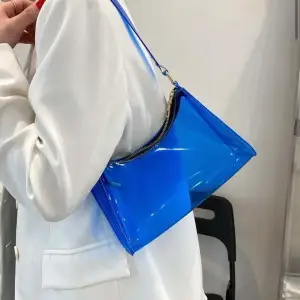 Blå-genomskinlig väska. Aldrig använd