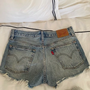Levis shorts  - Intressekoll på skitfina levis shorts . Strl 27 sitter lite oversized och snyggt på mig som brukar ha s typ 