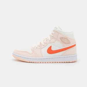 Jordan 1 Mid Corduroy Rose - Säljer nu dessa i storlekarna 39,36.5,36 och 42. Helt nya och oanvända. Tveka inte att ställa frågor om bilder eller priset