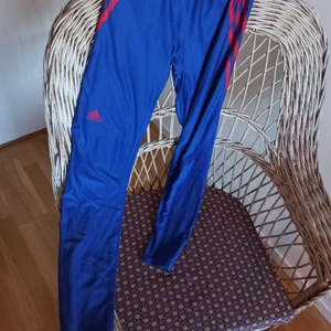 Adidas leggings  - Ett par jättesköna blå och röda adidas leggings i tunnt elastiskt material