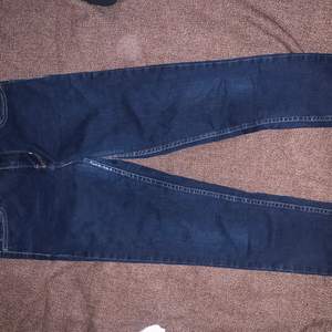 Säljer mina något använda mörkblåa skinny jeans från Levi’s. Mycket sköna, mid waisted, mellan längd, stretchiga. Inget slitage, använda max 10 ggr.
