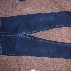 Levi’s skinny jeans strl M (29) - Säljer mina något använda mörkblåa skinny jeans från Levi’s. Mycket sköna, mid waisted, mellan längd, stretchiga. Inget slitage, använda max 10 ggr.