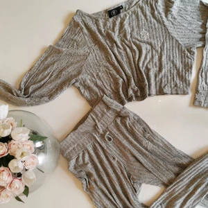 Mjukisset från the gym king stl 8 (S)  - Mysigaste mjukissetet från the gym king, i ribbat mjukt material. Gråmelerat, högmidjade byxor och croppad tröja. Stl 8, vilket motsvarar stl S. Använt kanske 4 gånger som mest 