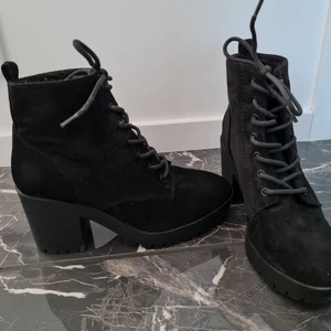 Svarta klackskor - Fina och höstiga klackar med foder i så dom är varma. Ändast använda en gång. Köparen står för frakt