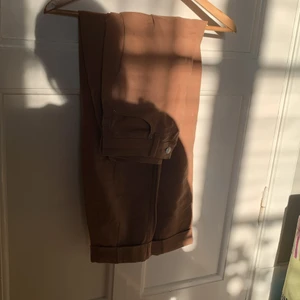 H&M jeans i strl 34 - Jätte fina jeans i strl 34! Använda men väldigt bra skick! Säljer för att de ej kommer till användning! Gratis frakt💕 skriv för fler bilder💕