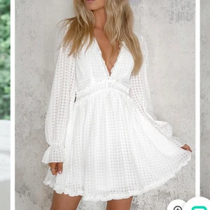 Studentklänning - Världens sötaste. Har otroligt nog ingen bild på mig med den på där den syns ordentligt men den ser exakt ut som på bilderna, skriv för fler bilder. Bara använd en gång och det var på utspringet och champangefrukosten sen bytte jag om, så bara ett par timmar. Köpte för 799 men säljer för 400. Storlek Medium men passade mig som har S i vanliga fall, tog M för att annars hade den blivit för kort.