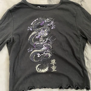 Grå tröja  - Köpt på new yorker för något år sedan men knappt använd. Säljs inte längre. Den är i storlek xs men passar mig som har s då deras storlekar brukar vara större. Köpare står för frakt💜