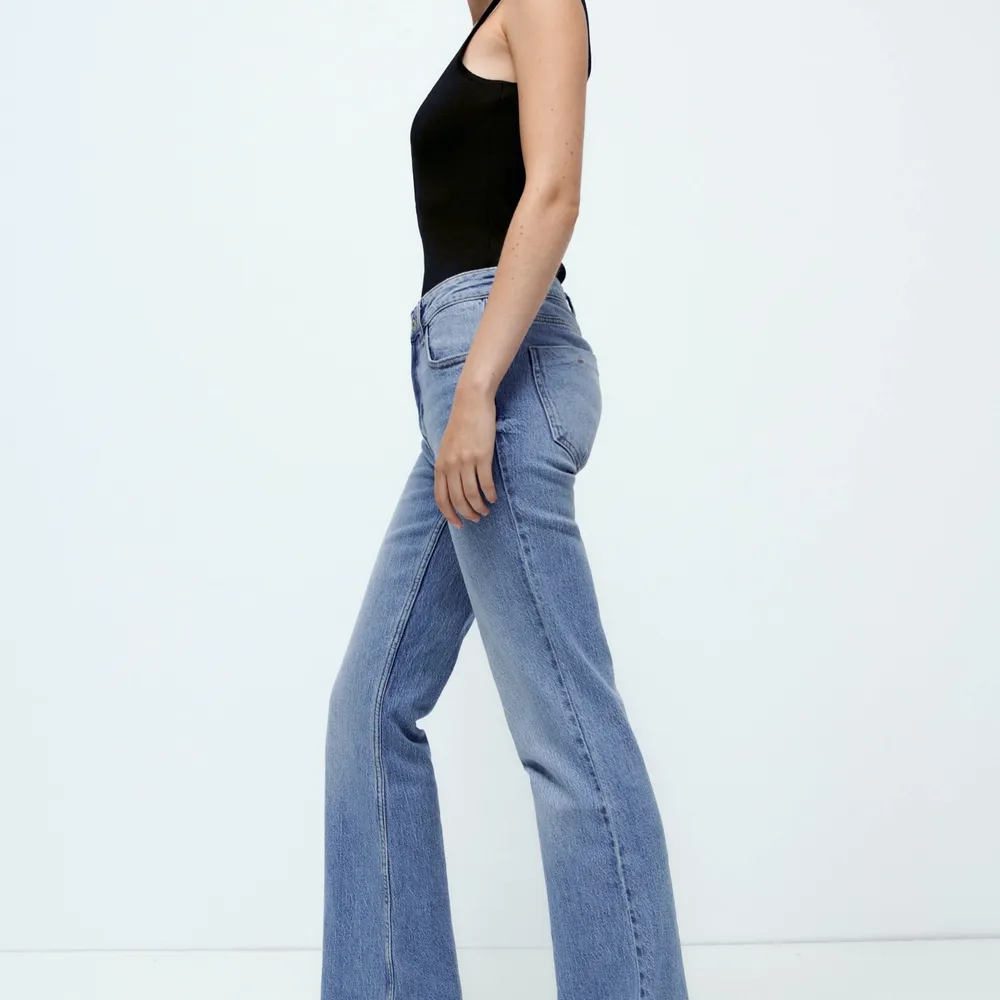 Säljer dessa ursnygga flare jeans ifrån Zara! Helt oanvända med lapp kvar då jag köpte fel storlek, sitter verkligen så snyggt!! 🙌🏽 de är i st 40 men små i storleken så mer som en 36-38. Jeans & Byxor.