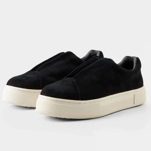 Populära eytys skor!!! - Säljer dessa populära skor från eytys! Skit snygga skor men tyvärr inte kommer till användning. Köptes i somras 1800kr, säljs nu inte heller☺️ skriv för fler bilder, Orginal box och dustbag medföljer!!!!Högsta bud:1500kr