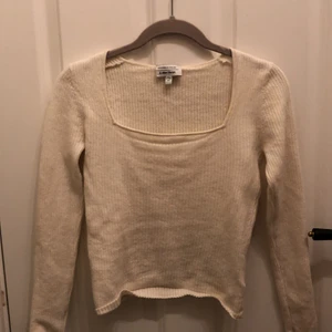 Uringad långärmad tröja - Jättefin vit långärmad tröja från ”the other stories” storlek M men liten i modellen så typ S. (Made in kina)