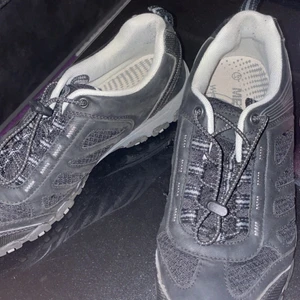 Svarta skor - Svarta skor använda 1 gång inte slitna säljes och mötes upp i motala, swish, helst kontant säljes för 100 kr 