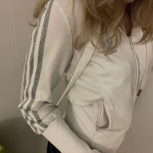 Adidas tröja - Inte alls använd många gånger, köpt på weekday secondhand. Säljer för att den inte kommer till användning⚡️