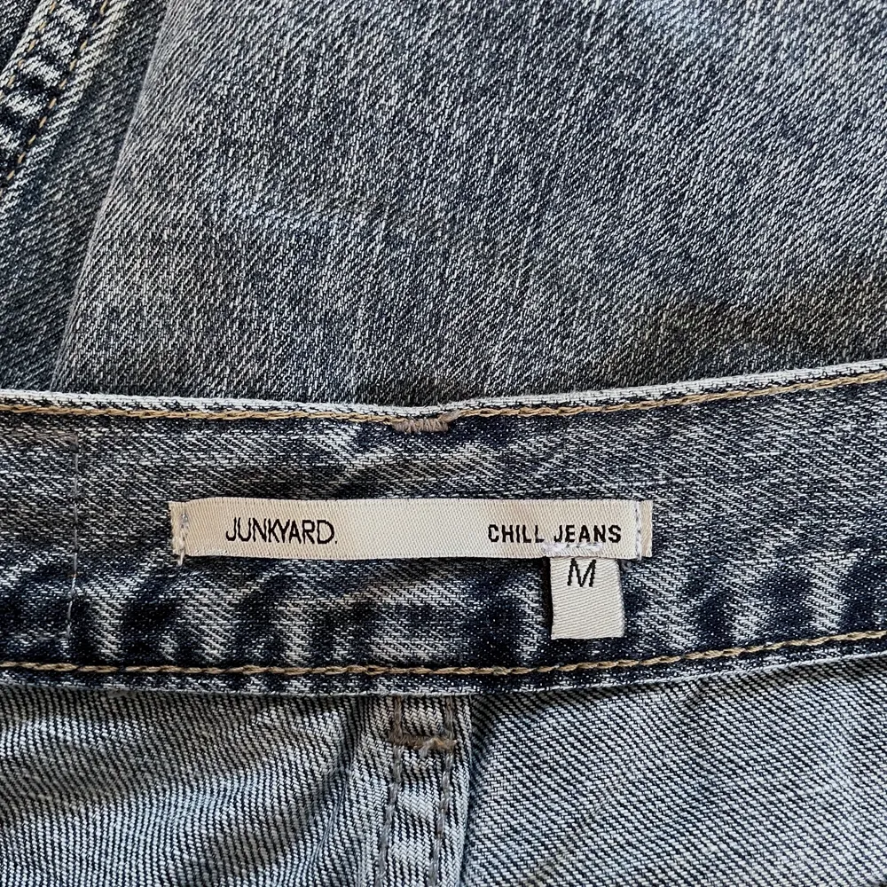 Säljer mina favoritjeans från Junkyard. Lite som cargobyxor fast i jeans. Väldigt mjuka och sitter väldigt skönt! Jättebra skick!. Jeans & Byxor.