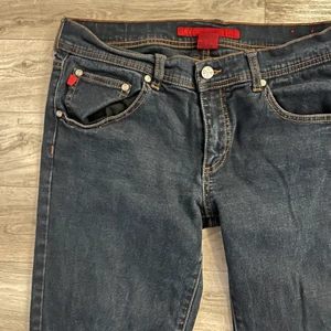 Lågmidjade jeans - Ett par mörka lågmidjade jeans. Storlek S men de är lite mindre tycker jag! Skriv för mer info🤍 Frakt tillkommer ej, då det är inräknat i priset.