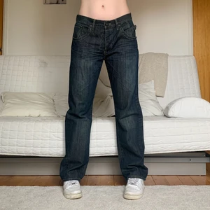 Baggy Jeans - Säljer dessa nice jeans med en detalj på ena bakfickan i storlek W32L32, 86cm midja och 79cm innerbenslängd!💕 Jag på bilderna är 172cm lång och brukar ha storlek 38/W28/S-M❤️