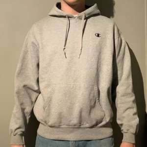 Vintage Champion Hoodie - Säljer pga att jag tröttnat på den och för att den börjar bli för liten. Hoodien är i vintage skick och är lite sliten i luvan därav det billiga priset✌🏻