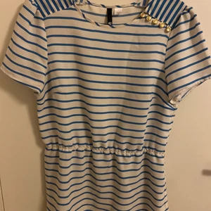 Topp - Säljer denna tröja i väldigt bra skick. Den är storlek 42 men skulle säga att den passar er med 40 också🥰