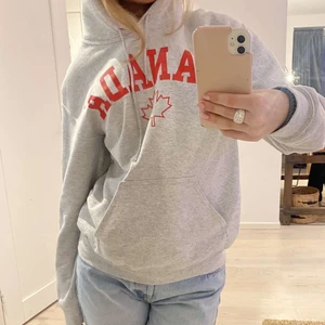 Hoodie  - Säljer denna hoodie köpt i Canada! Skulle säga att dem passar s/m! Köparen står för frakten ❤️