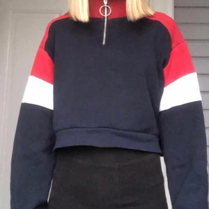 Sweatshirt  - Sweatshirt från H&M i storlek XS. Aldrig använt inga fläckar. Nypris 150kr så säljer den för 80kr