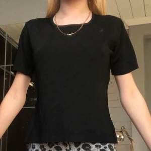 Svart topp - Svart topp från H&M i storlek S. Vet inte nypris men säljer för 40kr.