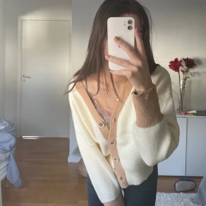 Kofta - Super snygg och skön kofta från asos som matchar t allt💕💕är som ny!💓