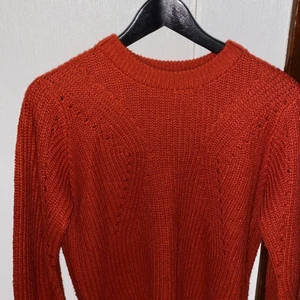 Stickad tröja - Säljer denna mysiga stickade röda tröja. Använd 1 gång så den är som ny. 💓