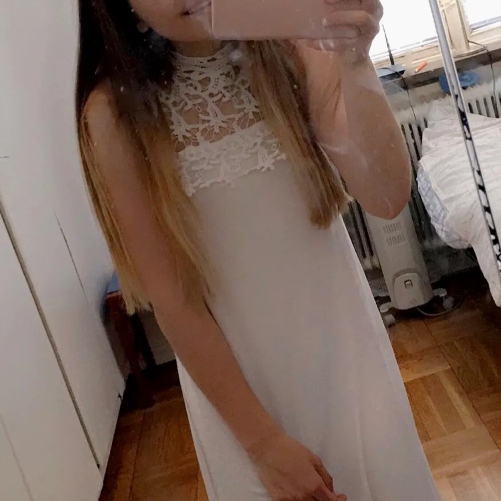 Säljer en vit klänning med fint mönster upptill, perfekt till skolavslutning/student.👗 Plagget är tunt, luftigt och stretchigt samt har knappar vid nacken där bak (se bild). Rekommenderar något under klänningen då den är aningen genomskinlig. Den slutar ovanför knäna på mig (163cm) och är strl XS men passar även en S eller mindre M. Plagget har använts en gång. Meddela mig vid fler frågor!😄. Klänningar.