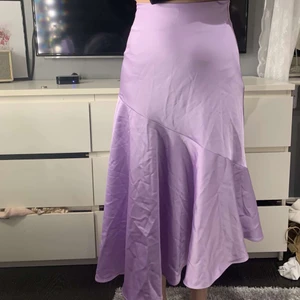 Lila kjol  - Lila kjol ifrån monki, bra skick                                       Storlek: 34                                                                     Frakten står köparen för 