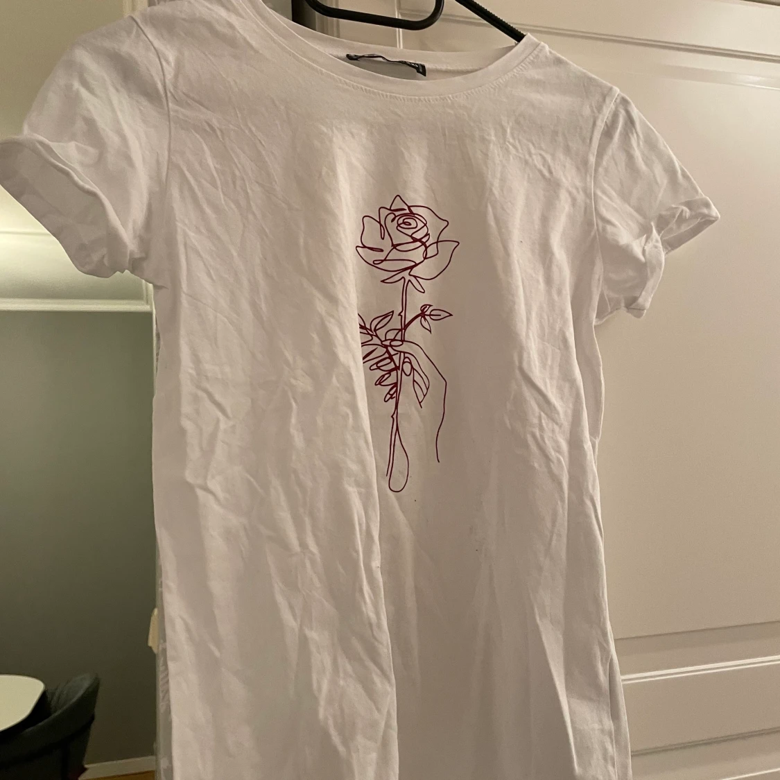 T-shirt med röd ros