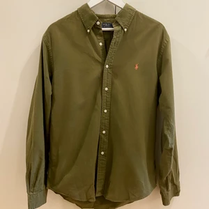 Skjorta POLO Ralph Lauren. Strl. L - Militärgrön skjorta i herrmodell från POLO Ralph Lauren. Slim Fit, storlek L. Fint skick.