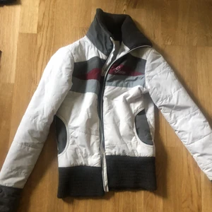 Skitsnygg jacka - Jacka helt som ny säljer för att jag helt enkelt har för många, står xs men passar s lika bra, så snygg passform!!!!