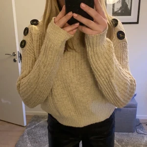 Stickad tröja  - En väldigt fin stickad tröja med knappar, nästan aldrig använt därför säljer jag den. Sitter perfekt!