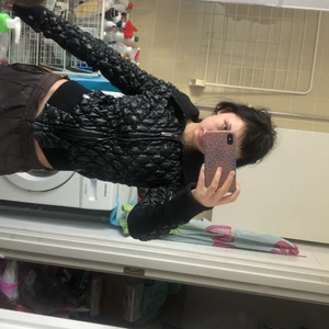 Guess vårjacka - SKITSNYGG JACKA!!! Men har ingen plats samt att det har börjat flagna bort svarta bitar från den lite här och var och risken är att man får svarta bitar från jackan på sig, går nog att lösa men är för lat för att komma på något! Osäker om jag vill sälja fortfarande men men