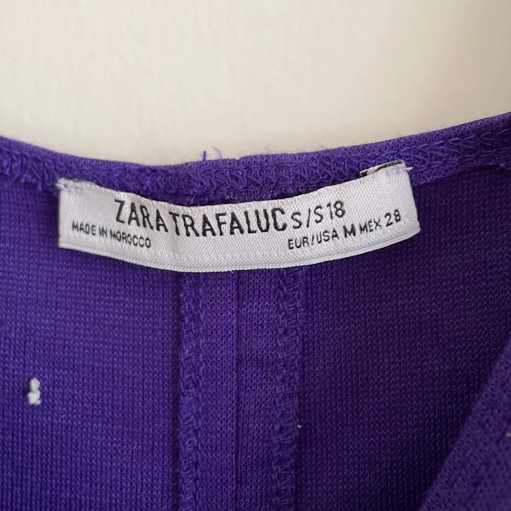 Jättefin lila oanvänd klänning från Zara, är en liten slitz på baksidan längst ner🥰. Klänningar.